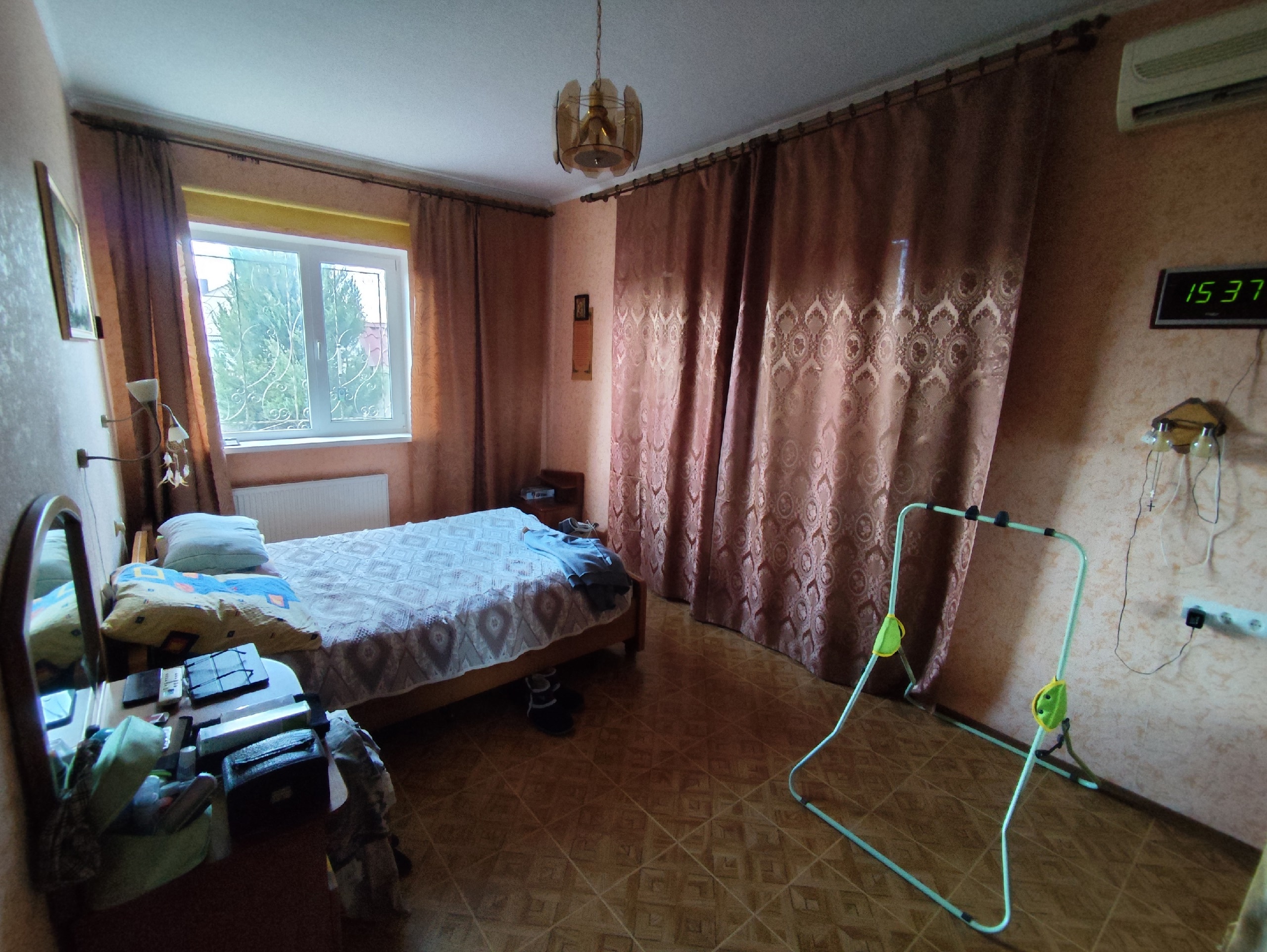 🏡 Продаётся просторный 2-этажный дом с участком в п. Видный-1! 🔹 Общая площадь дома: 300 м² 🔹 Кухня: 20 м² 🔹 Участок: 17 соток (приватизирован) 🏠 О доме: Дом в 3 этажа, с гаражом (автоматические ворота, горячая и холодная вода в гараже) Качественный ремонт во всех помещениях — можно заехать и жить Мебель прак...