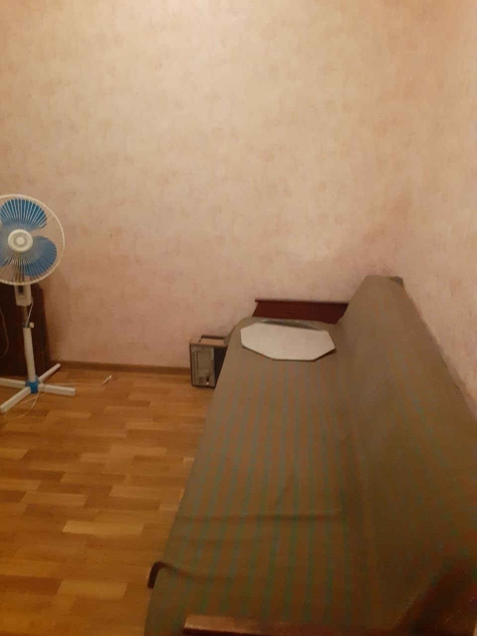 Сдам 2 комнатную квартиру в центре Луганска- ул.Коцюбинского в жилом состоянии с мебелью и новой бытовой техникой. В наличии холодильник, бойлер, стиральная машина-авт. Цена 35 тыс руб+ ком.услуги; предоплата 2 мес; услуги АН По всем вопросам: +7 959 197-27-67; Telegram; WhatsApp....