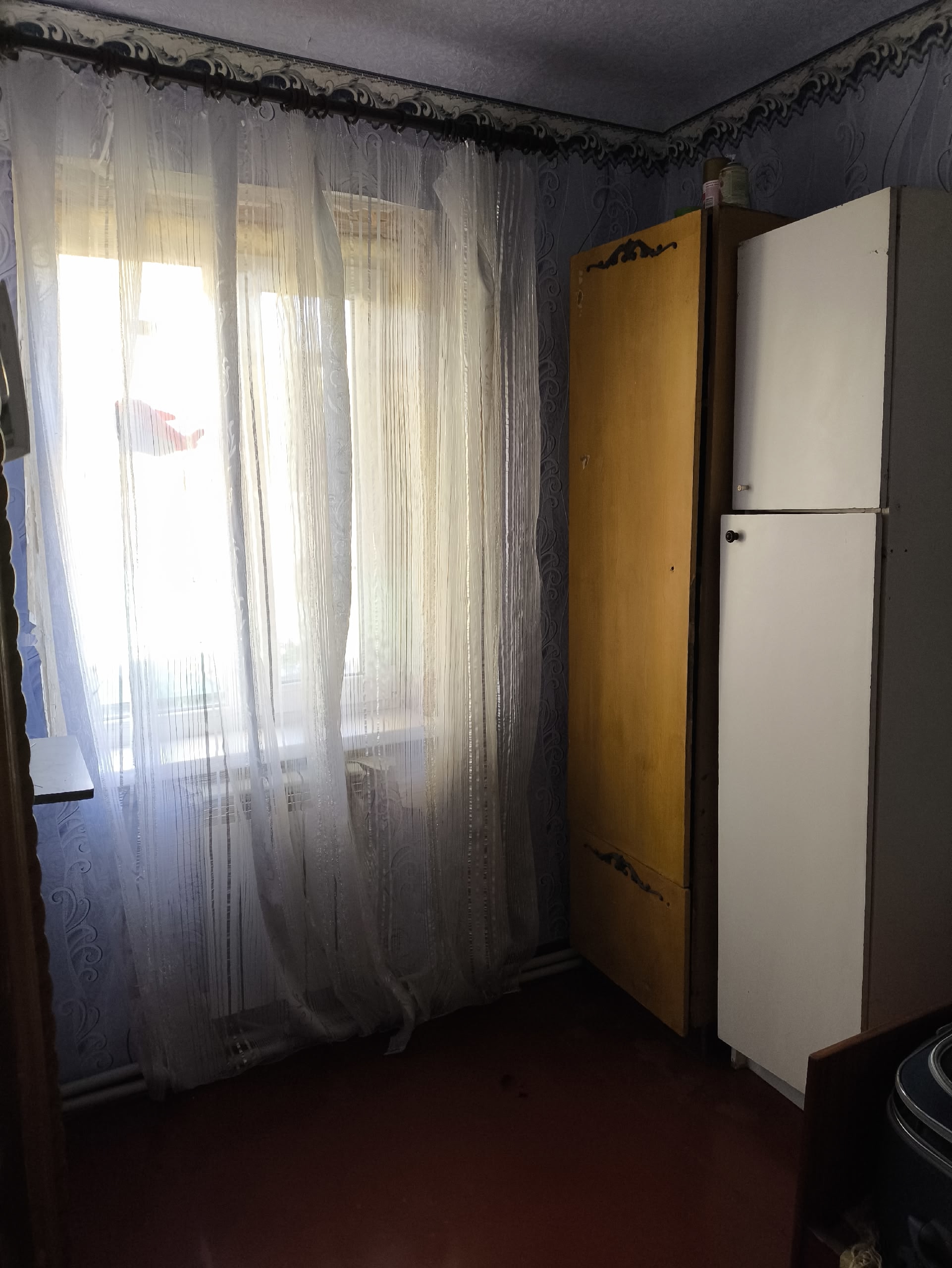 Продам дом.Город Красный Луч, район Победа.Документы РФ,один собственник.Рядом школа,детский сад,магазины,остановка.Цена 650 т.Торг.Возможен обмен на авто.Тел.+79592047333